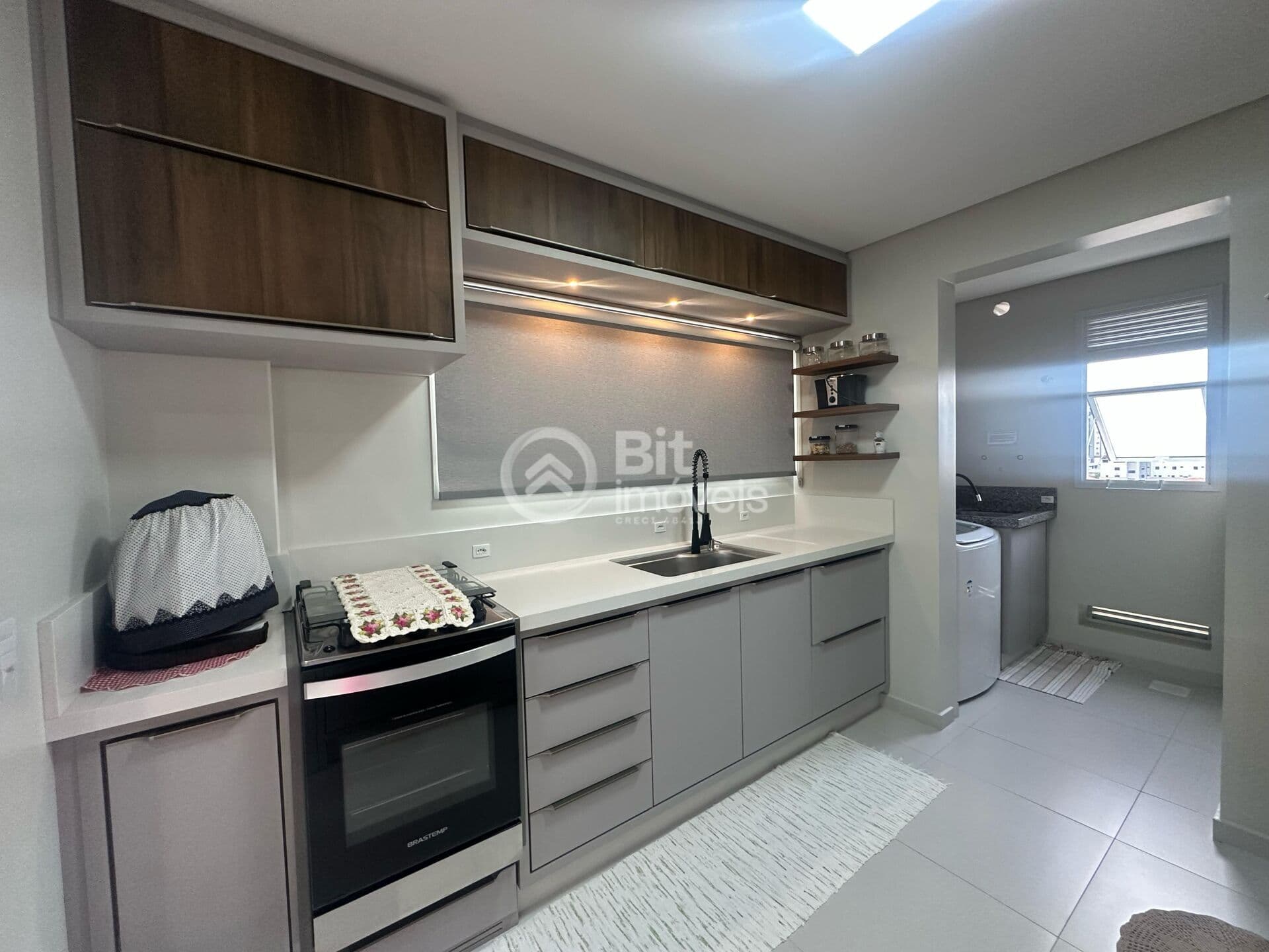 APARTAMENTO COM TRÊS DORMITÓRIOS