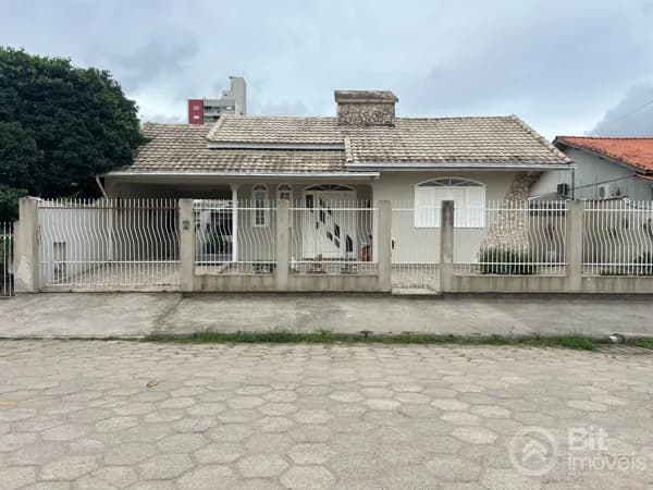 CASA COM TRÊS DORMITÓRIOS - SANTO ANTÔNIO DE PÁDUA