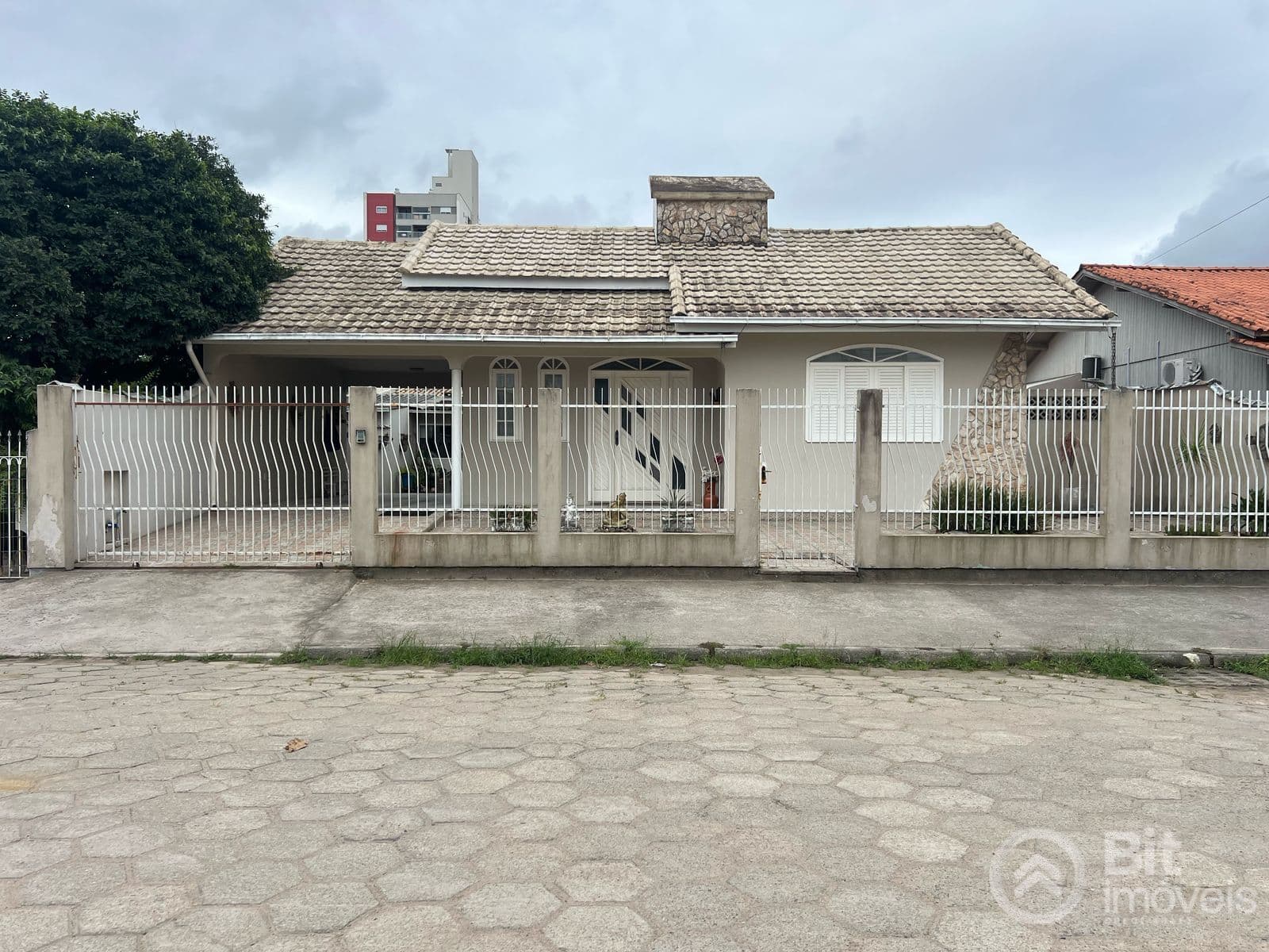 CASA COM TRÊS DORMITÓRIOS - SANTO ANTÔNIO DE PÁDUA