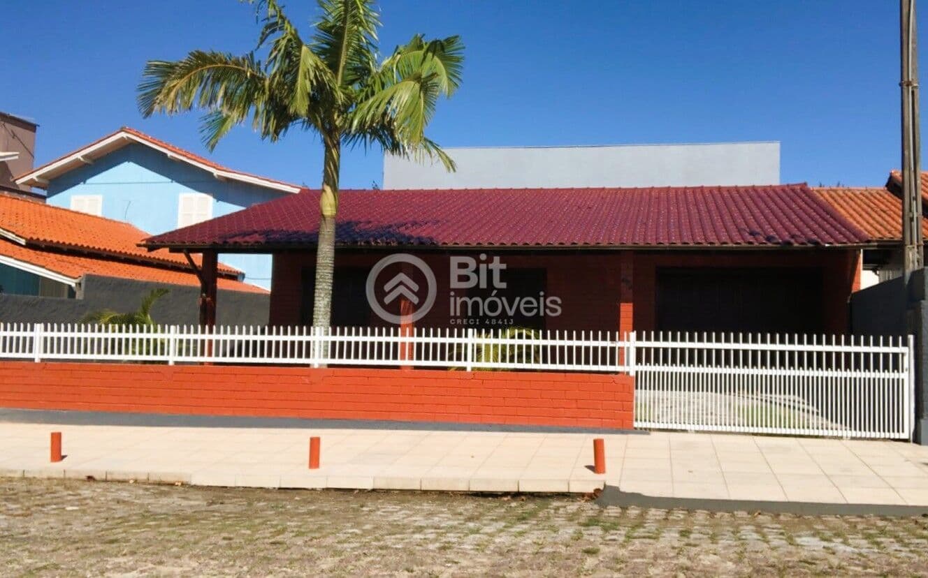 CASA COM TRÊS DORMITÓRIOS EM JAGUARUNA