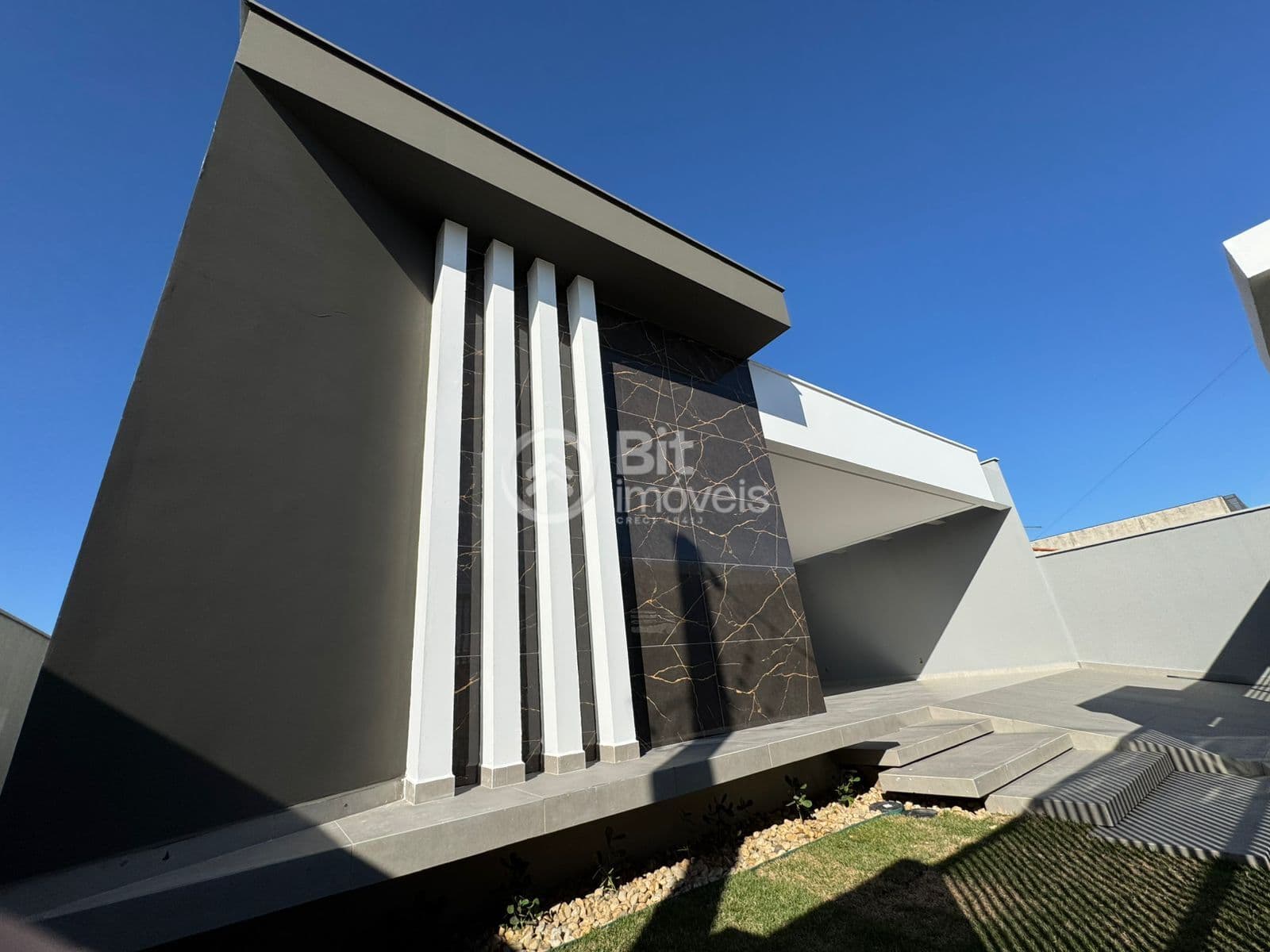 CASA COM TRÊS SUITES E PISCINA - CENTRO