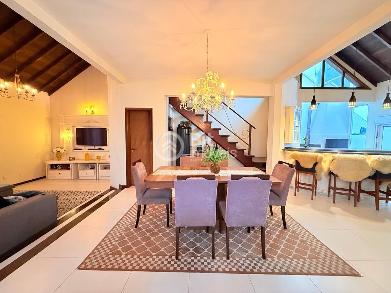 CASA COM 03 DORMITÓRIOS E LAREIRA