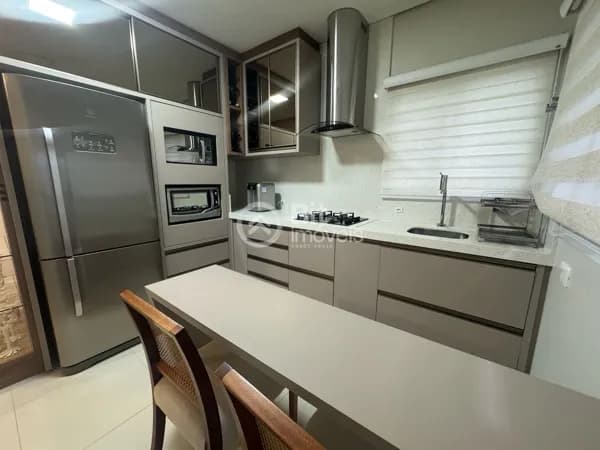APARTAMENTO COM TRÊS DORMITÓRIOS - CENTRO