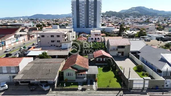 EXCELENTE TERRENO COM POTENCIAL PARA NOVOS PROJETOS