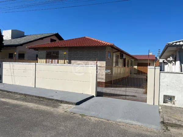 CASA DE TRÊS DORMITÓRIOS NO CENTRO DE CAPIVARI DE BAIXO