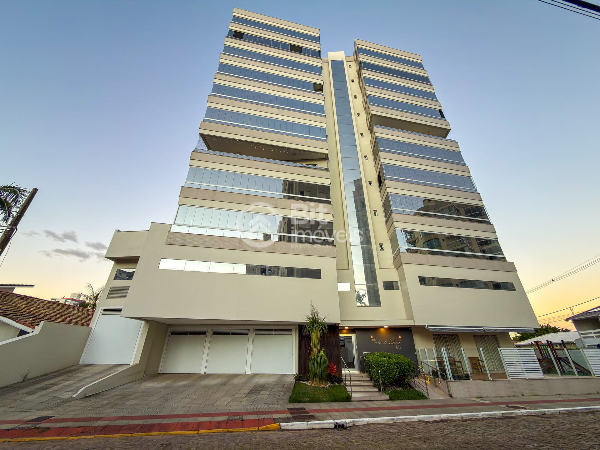 APARTAMENTO COM TRÊS DORMITÓRIOS