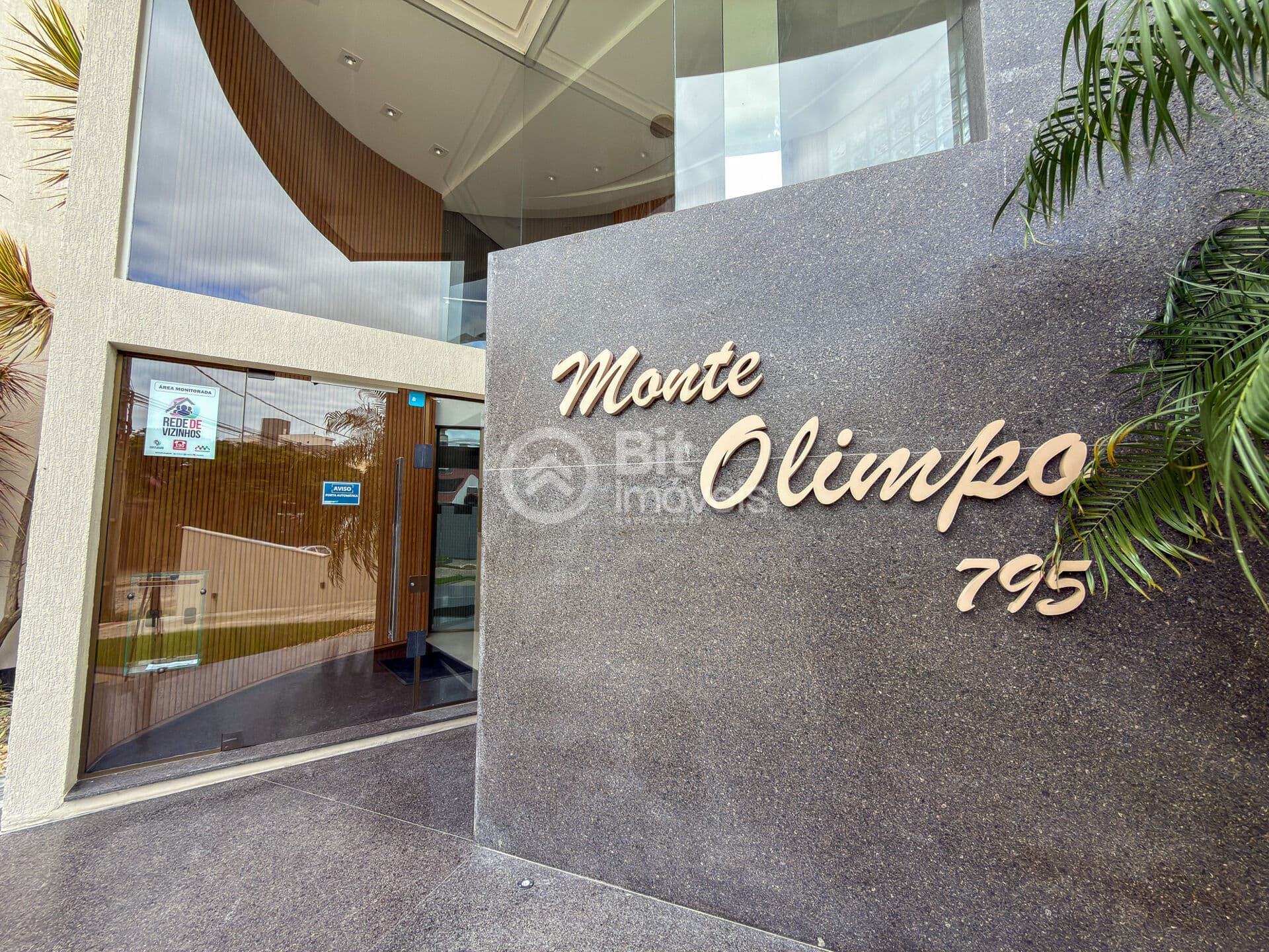 APARTAMENTO COM TRÊS DORMITORIOS
