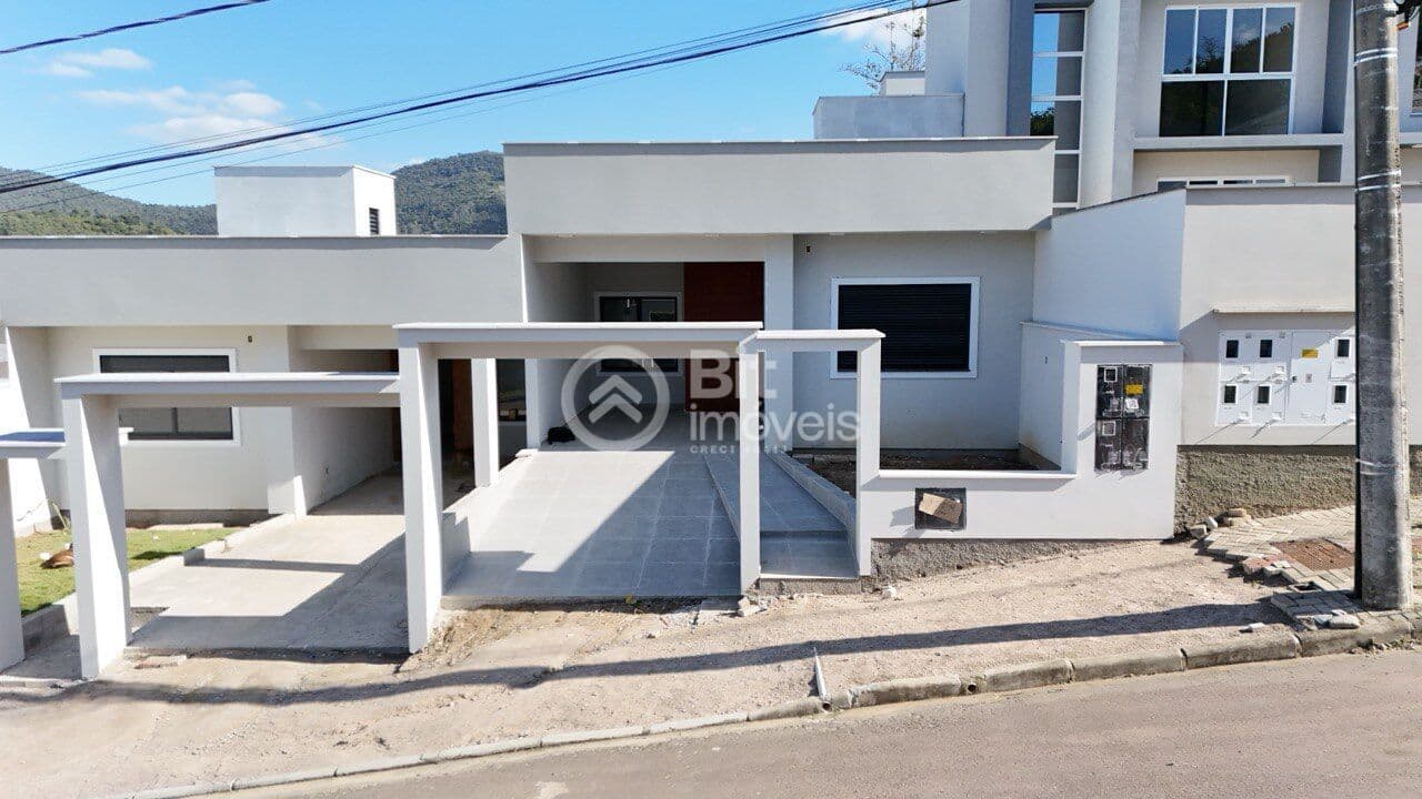CASA GEMINADA NOVA COM ÁREA EXTERNA