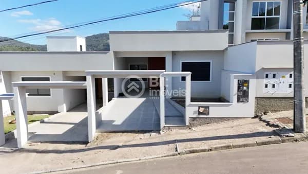 CASA GEMINADA NOVA COM ÁREA EXTERNA
