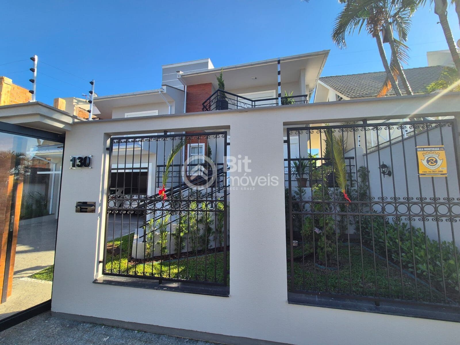 CASA COM TRÊS SUÍTES NO BAIRRO RECIFE