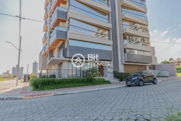 APARTAMENTO COM TRÊS SUÍTES