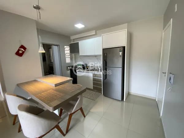APARTAMENTO COM TRÊS DORMITÓRIOS MOBILIADO