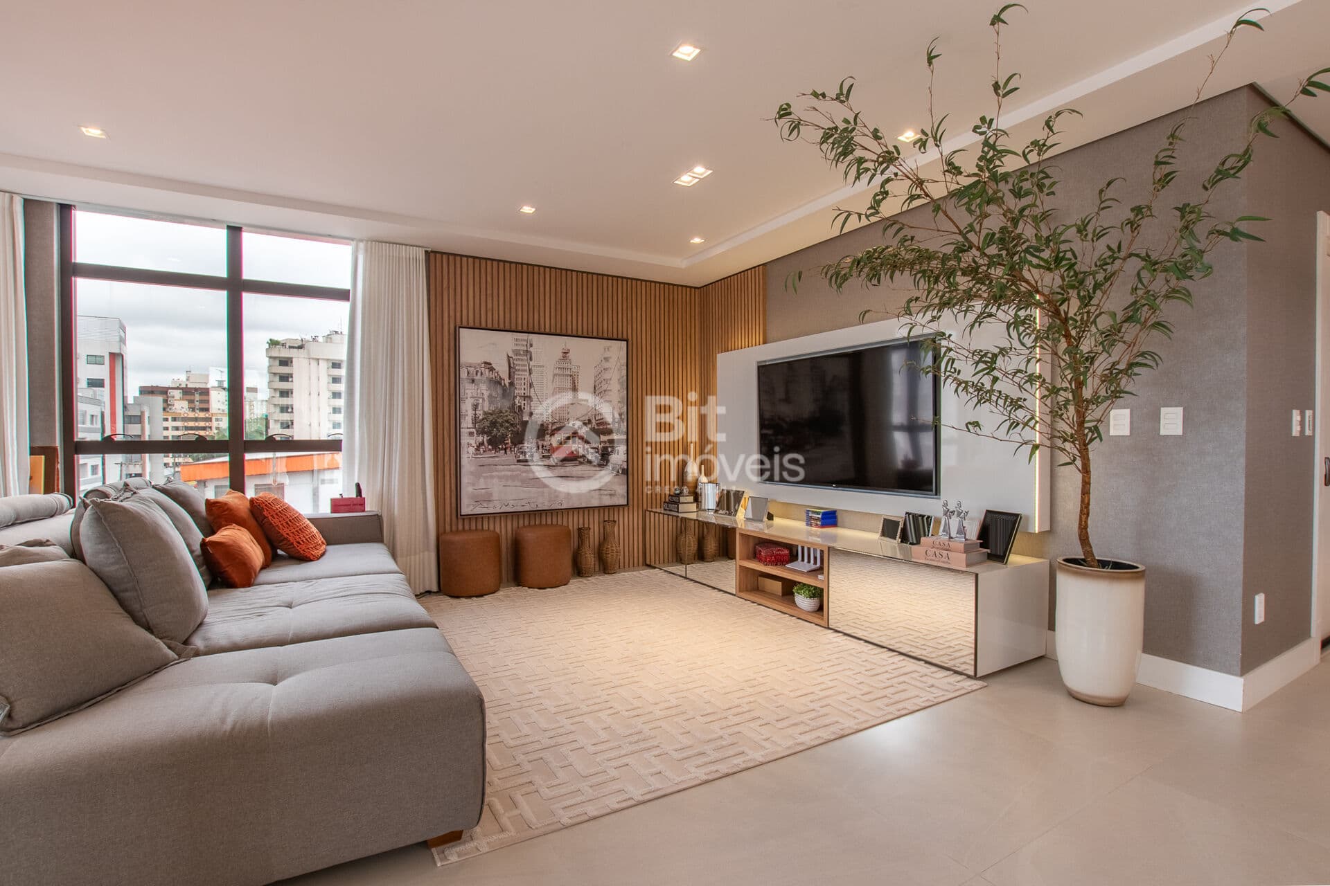 APARTAMENTO COM TRÊS SUÍTES MOBILIADO