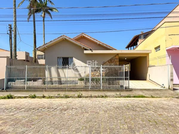 Casa Padrão Com Três Dormitórios