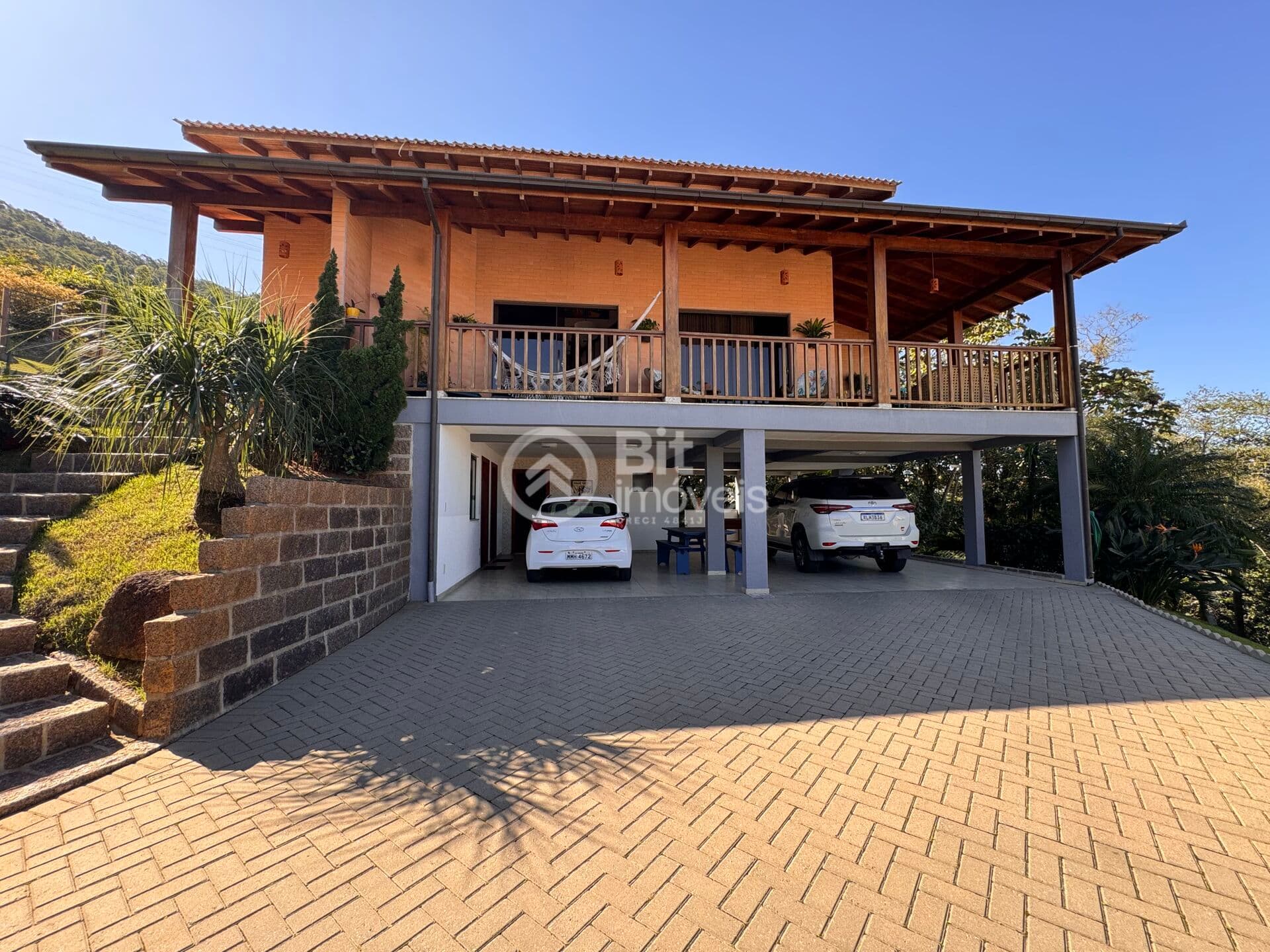 CASA DE CAMPO COM PISCINA NA CIDADE