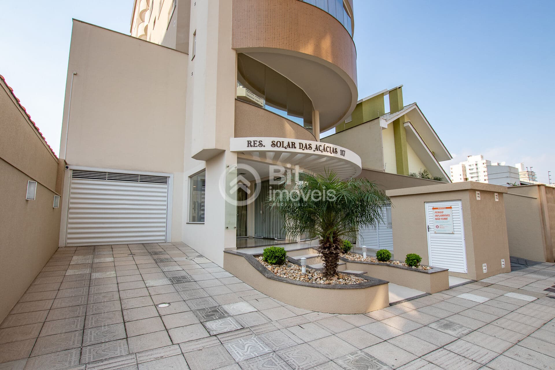 APARTAMENTO COM TRÊS DORMITÓRIOS