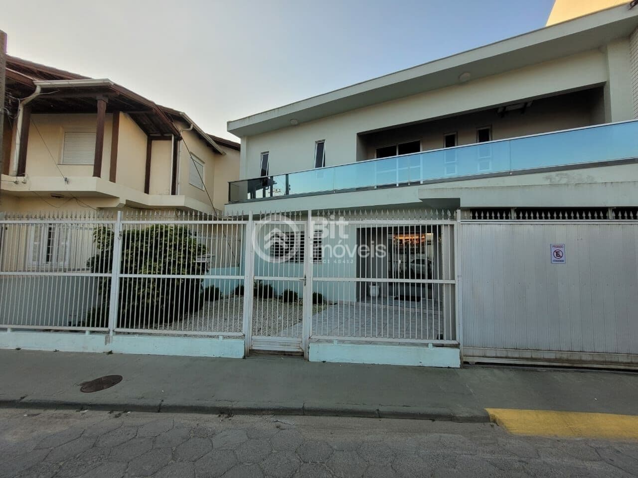 CASA DE DOIS PAVIMENTOS EM LAGUNA