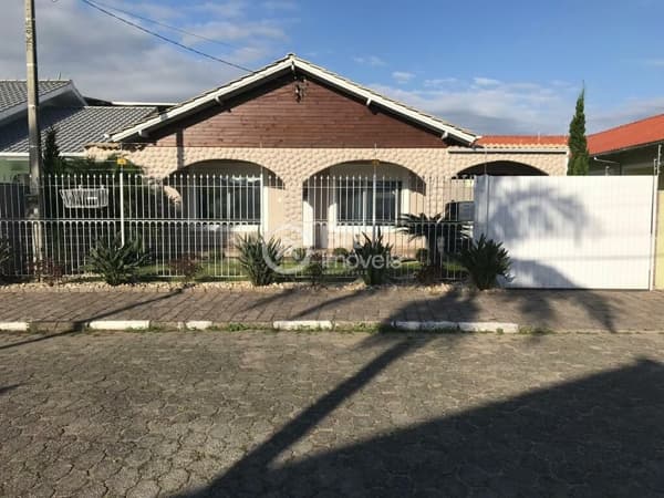 CASA SEMI MOBILIADA