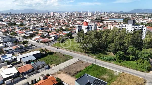 TERRENO DE ESQUINA NO BAIRRO OFICINAS