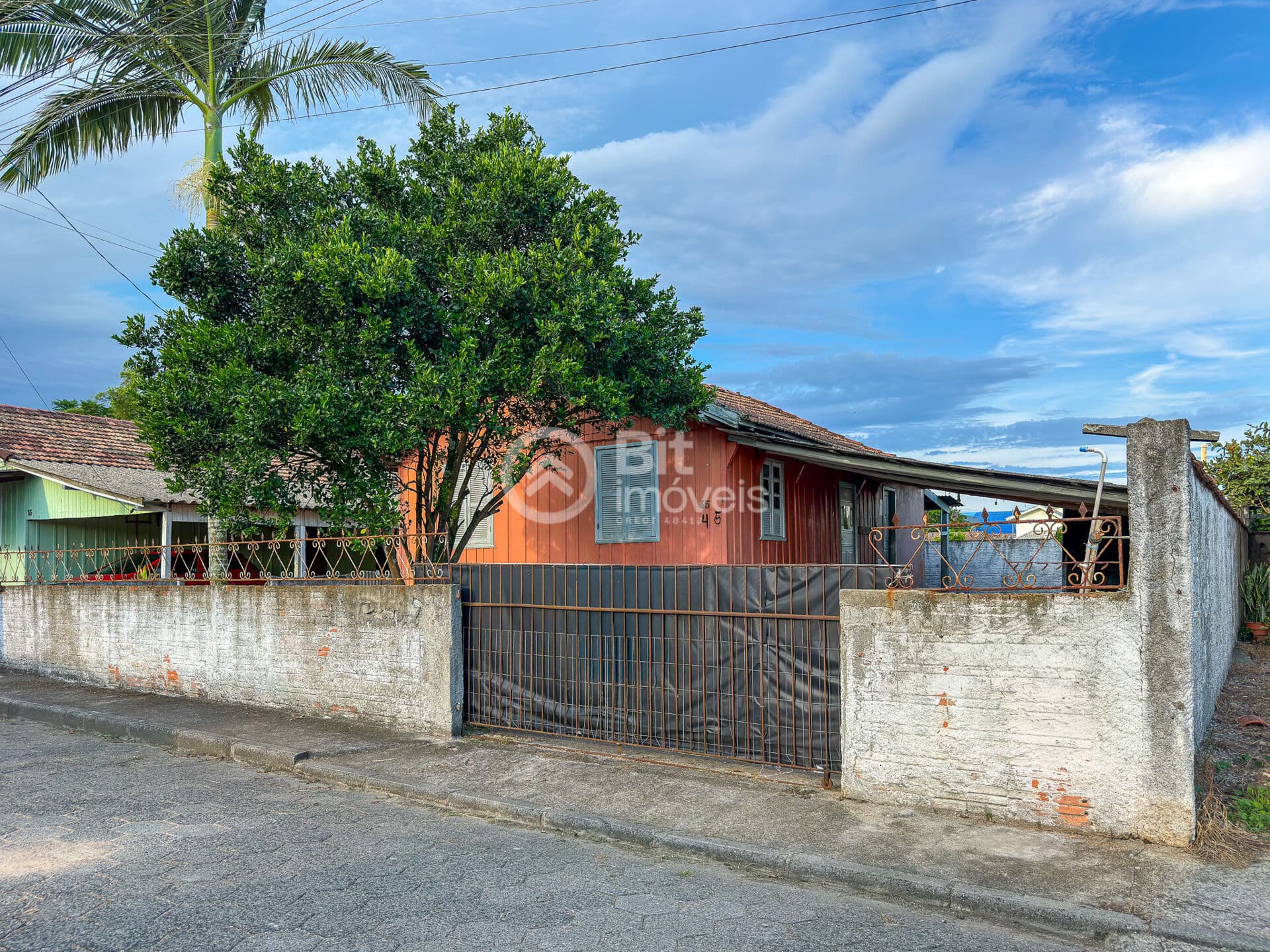CASA DE MADEIRA COM DOIS DORMITÓRIOS