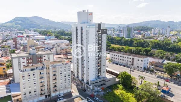 APATAMENTO COM TRÊS DORMITÓRIOS NO CENTRO