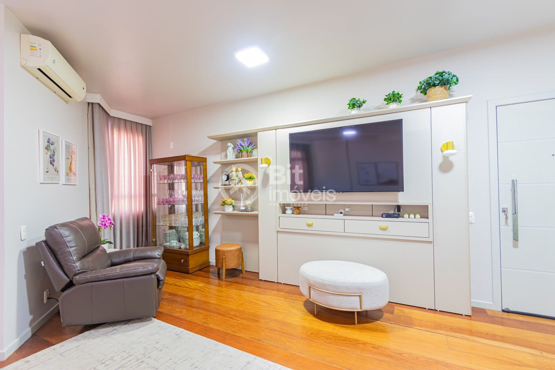 APARTAMENTO COM 4 DORMITÓRIOS
