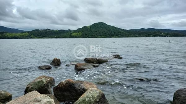 SÍTIO COM VISTA PRA LAGOA