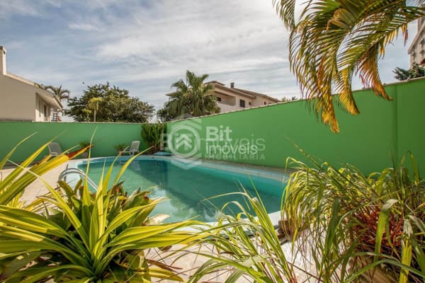 Casa com piscina na Vila Moema