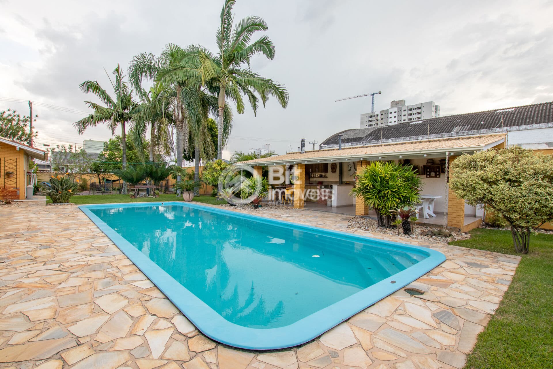 CASA COM PISCINA NO BAIRRO DEHON