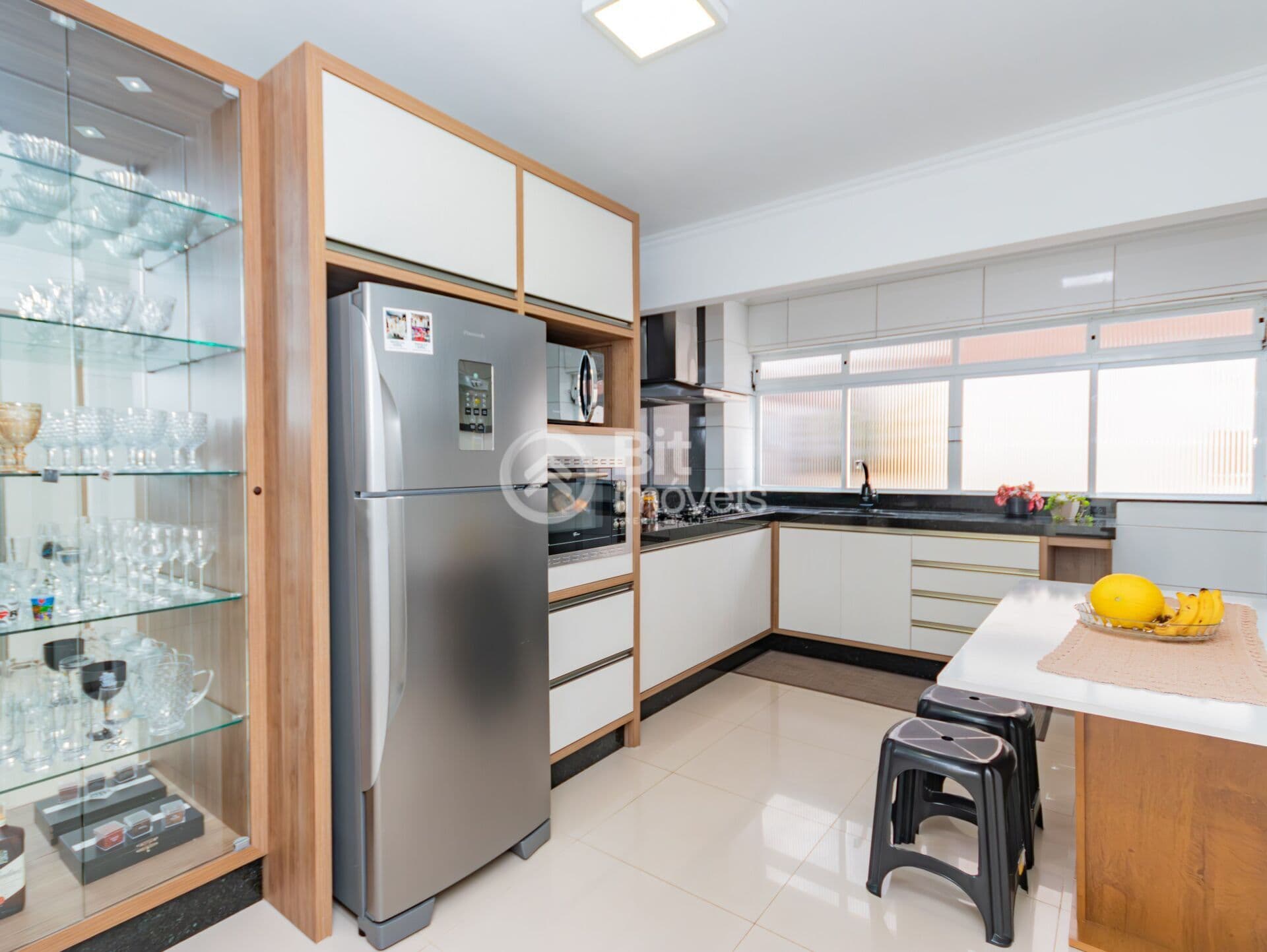 APARTAMENTO COM TRÊS DORMITÓRIOS