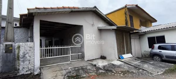 CASA COM TRÊS DORMITÓRIOS NO FAROL DE SANTA MARTA