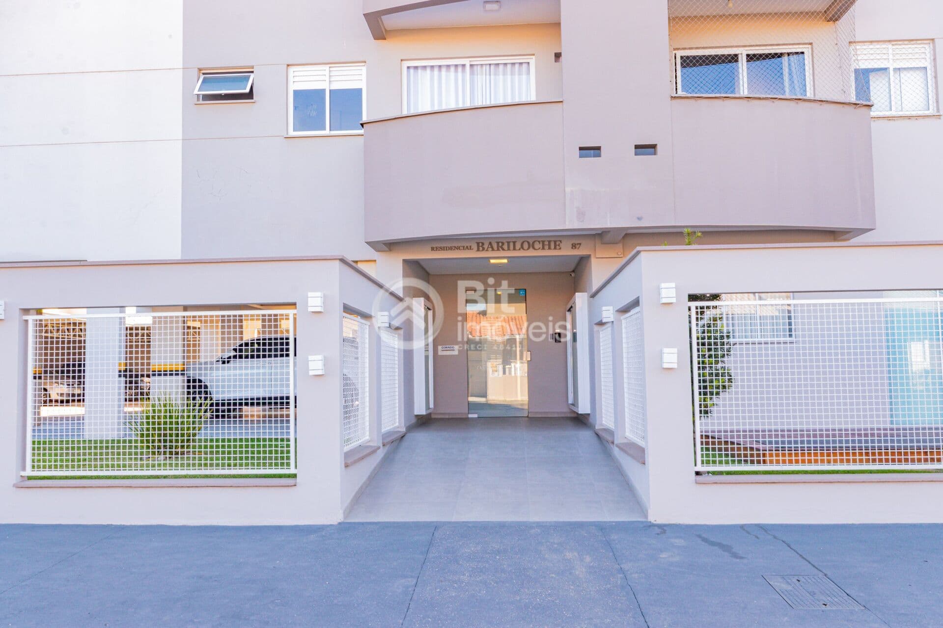 APARTAMENTO COM TRÊS DORMITÓRIOS