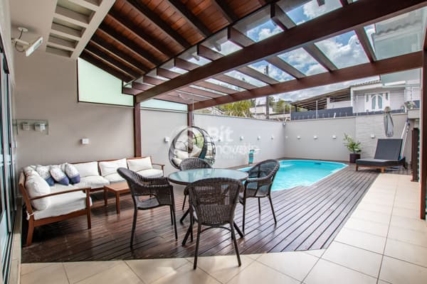 CASA TOTALMENTE MOBILIADA