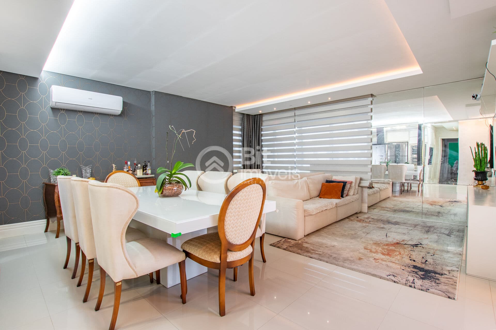 APARTAMENTO TOTALMENTE MOBILIADO