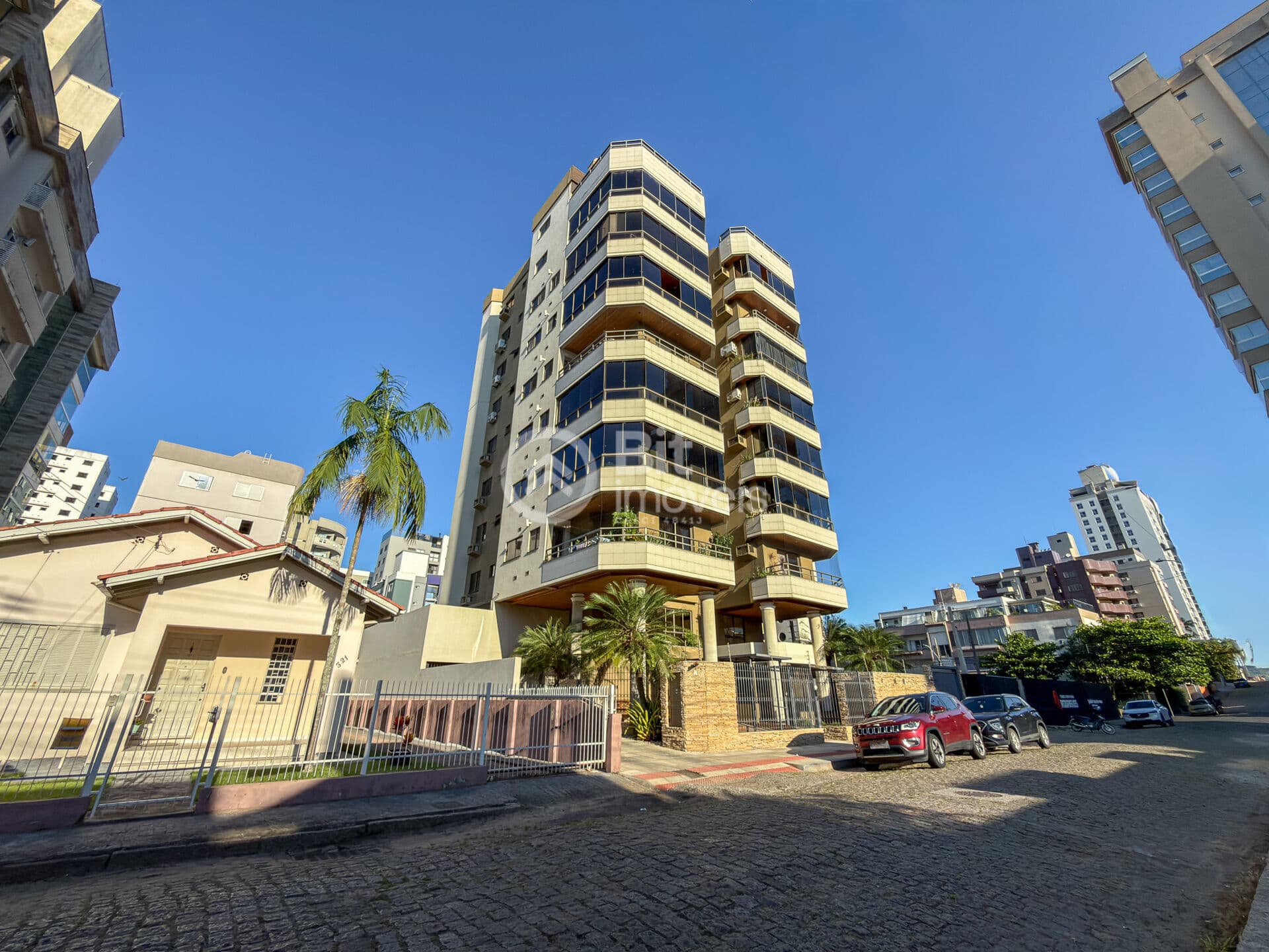 APARTAMENTO MUITO BEM LOCALIZADO