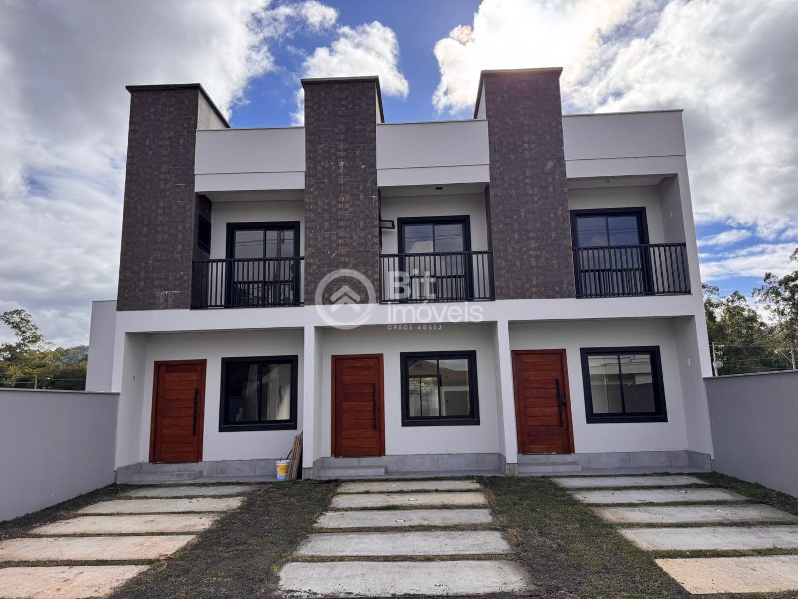 CASA GEMINADA COM SUÍTE