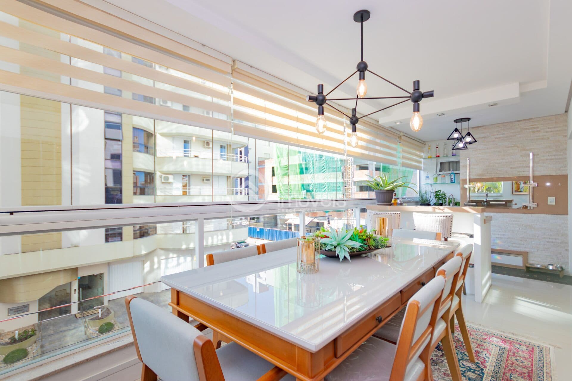 APARTAMENTO MOBILIADO COM DUAS SUÍTES