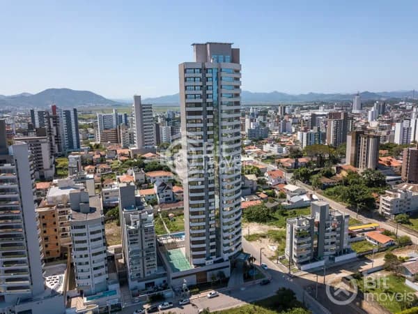 APARTAMENTO COM TRÊS SUITES