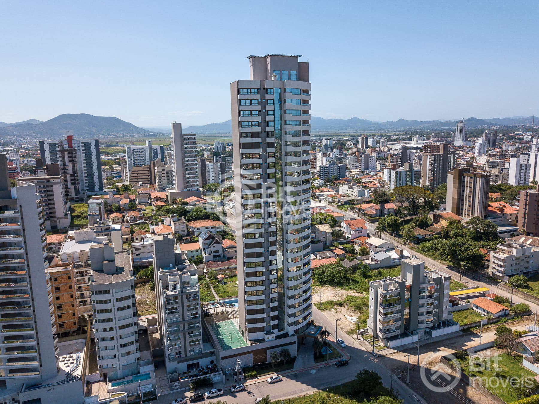 APARTAMENTO COM TRÊS SUITES