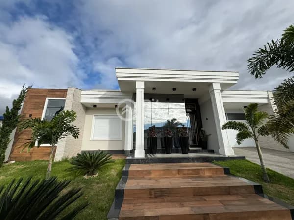 CASA DE ALTO PADRÃO COM TRÊS DORMITÓRIOS