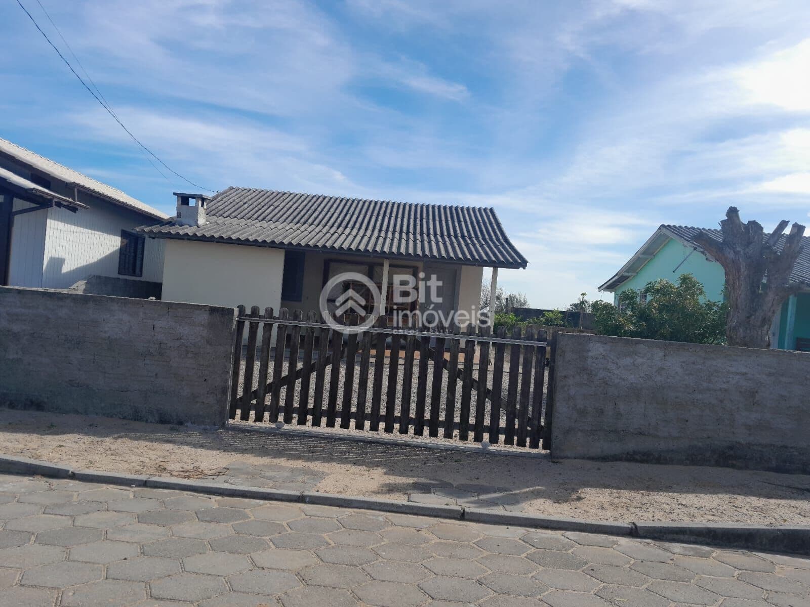 CASA COM DOIS DORMITÓRIOS A 300 METROS DO MAR