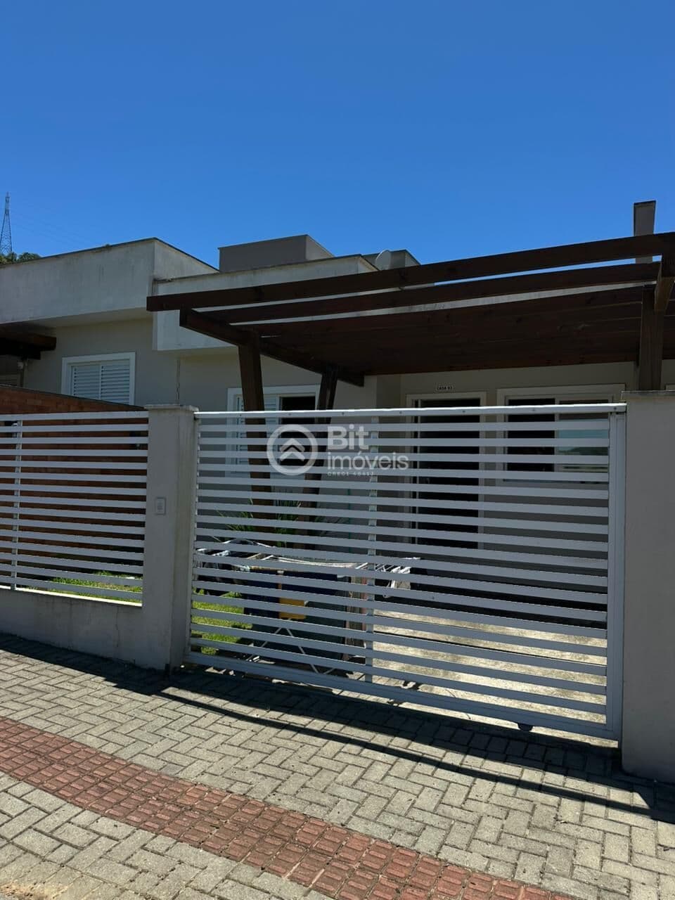 CASA GEMINADA COM HIDROMASSAGEM NA ÁREA EXTERNA