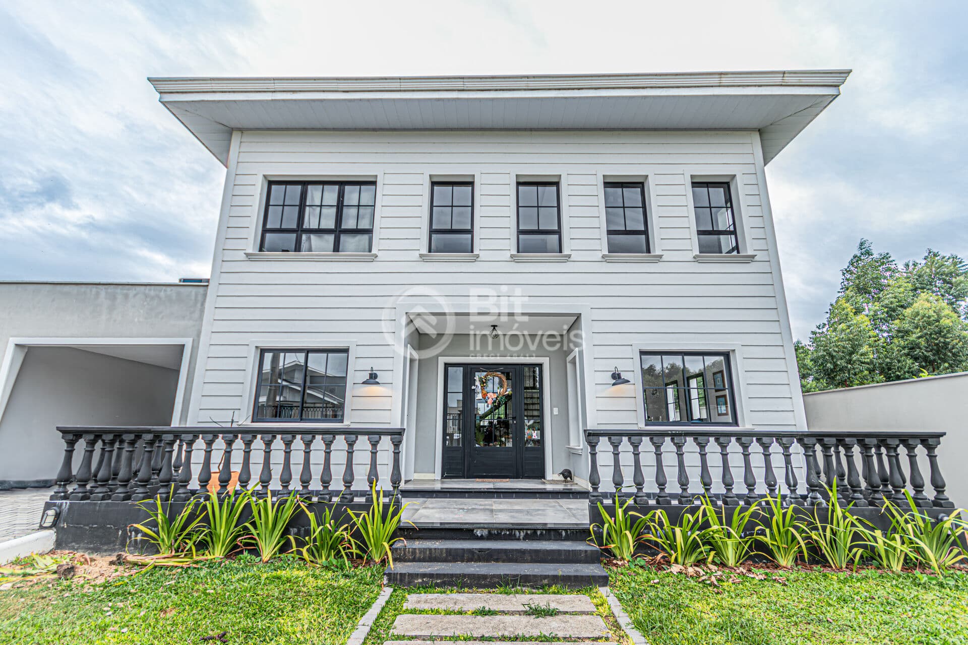 CASA ESTILO AMERICANO SEMIMOBILIADA