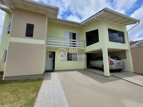 CASA COM TRÊS DORMITÓRIOS