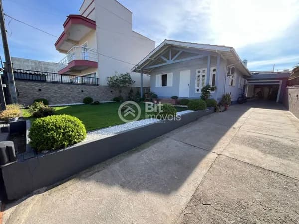 CASA COM QUATRO DORMITÓRIOS