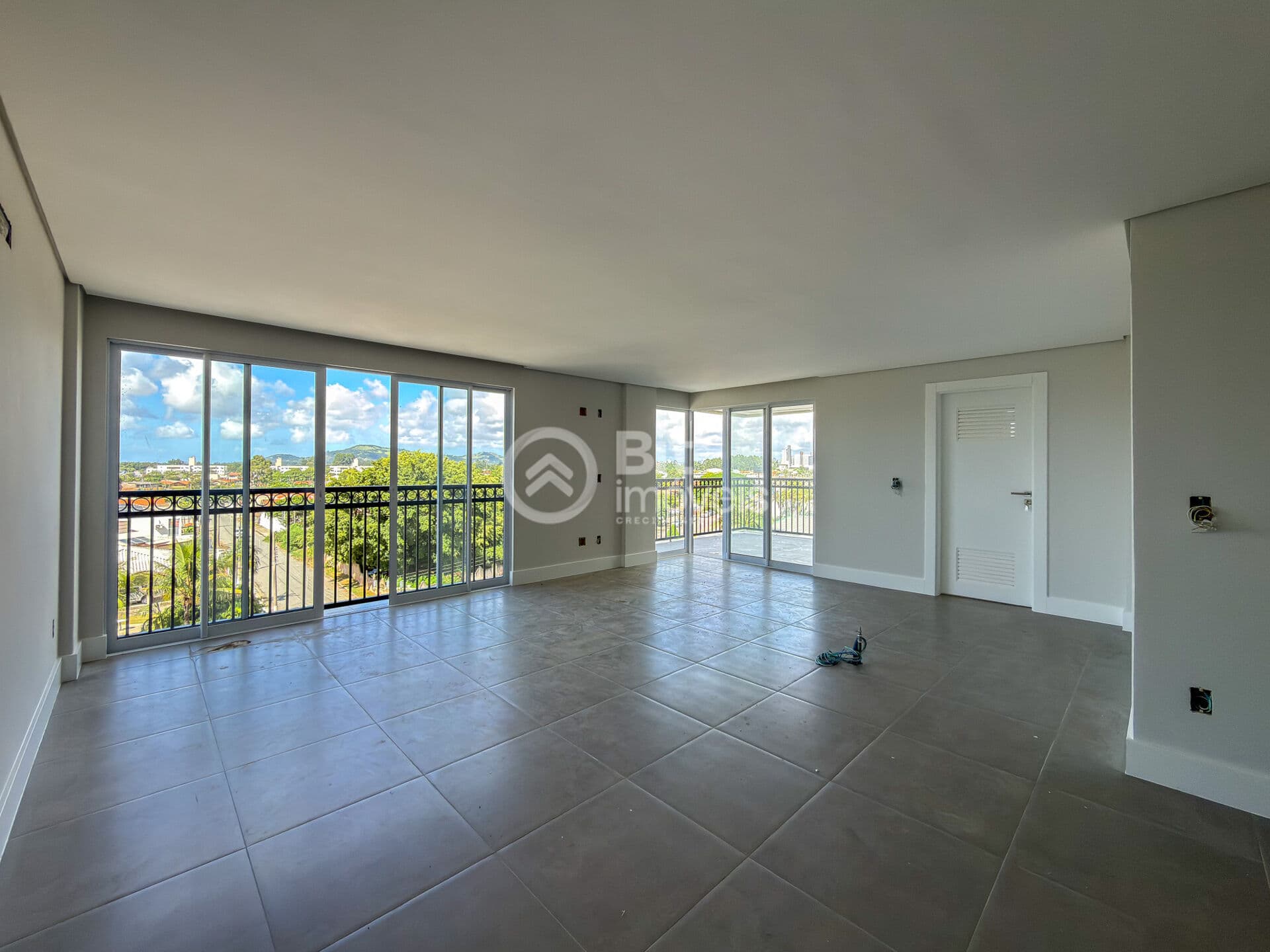 APARTAMENTO COM TRÊS DORMITORIOS COM SUÍTE