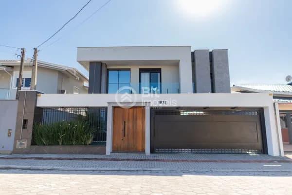 CASA ALTO PADRÃO COM PISCINA