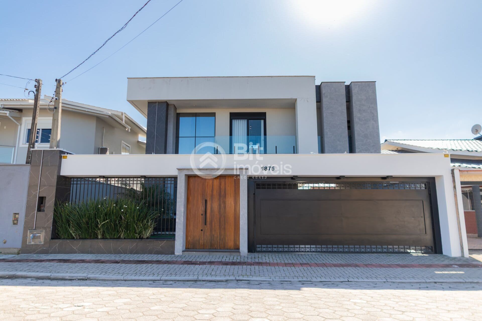 CASA ALTO PADRÃO COM PISCINA