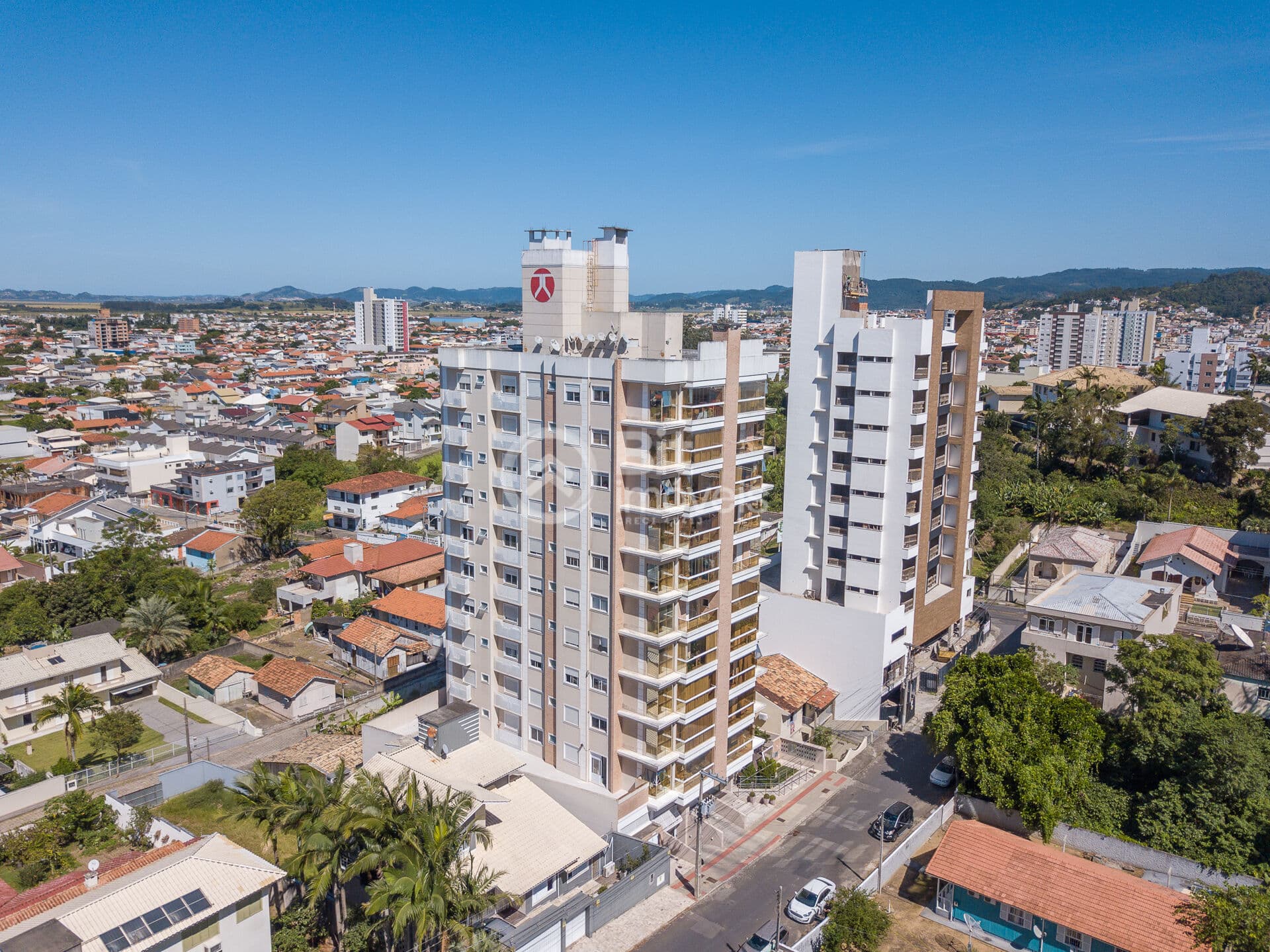 APARTAMENTO COM TRÊS DORMITÓRIOS