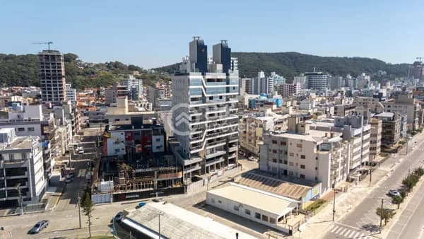 APARTAMENTO COM TRÊS SUÍTES - LAGUNA